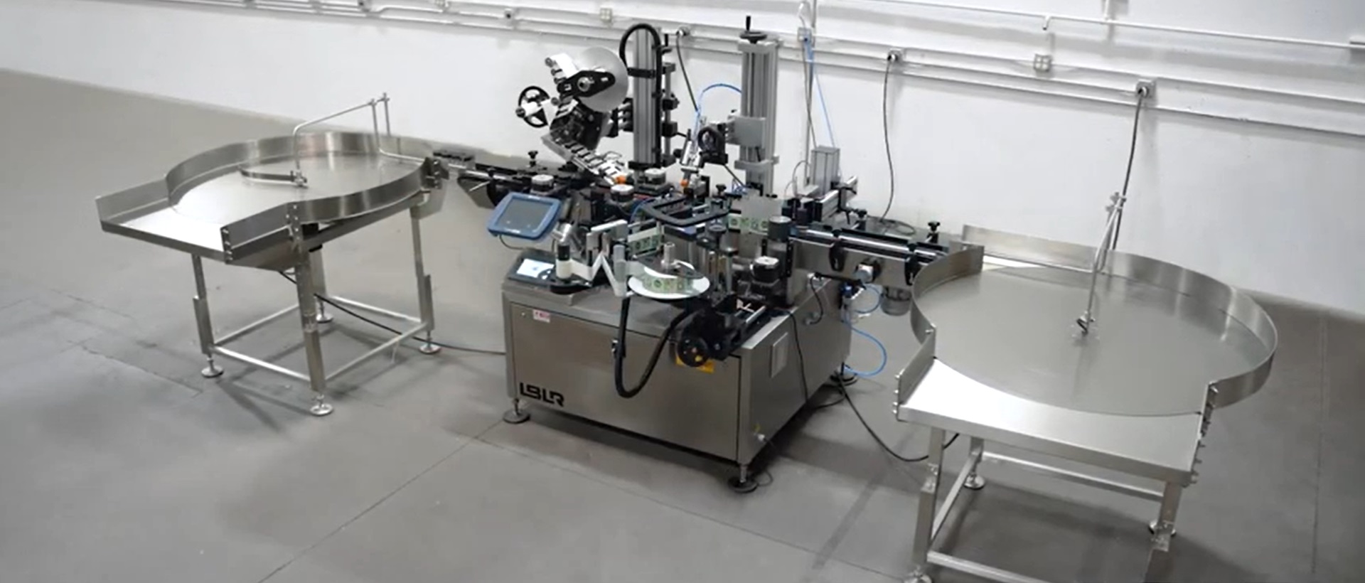 Wrap around and top cap labeler